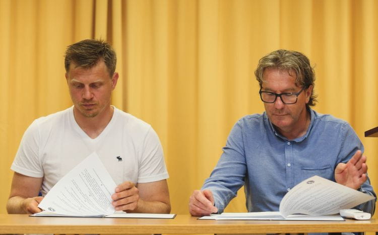 Krzysztof Lehmann (z prawej, obok Josef Vitka) w najbliższym sezonie będzie pracował bez presji na wynik. Szkoleniowiec dostał 3 lata na budowę drużyny, która ma zadomowić się w Polskiej Hokej Lidze.
