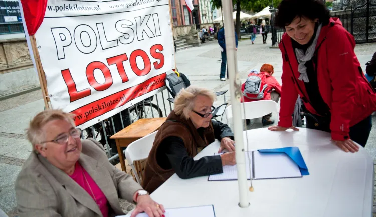 Ponad 150 tys. podpisów zebrano pod obywatelskim projektem ustawy przeciwko sprzedaży Grupy Lotos.