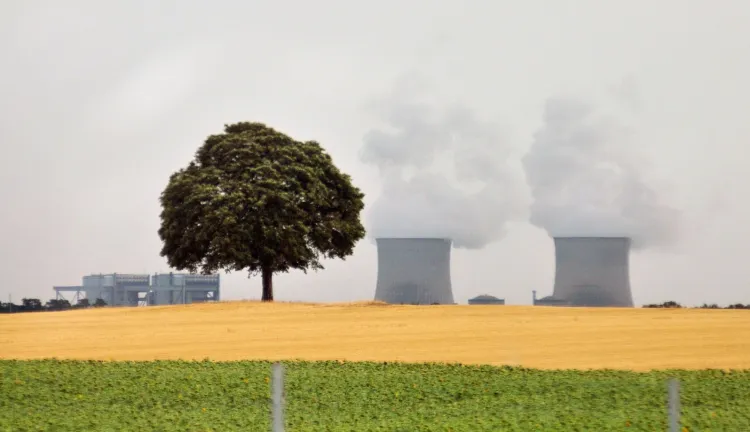 Czy na Pomorzu zobaczymy coś takiego? Na zdjęciu elektrownia jądrowa w miejscowości w Saint Laurent des Eaux przy trasie Orlean - Blois we Francji.