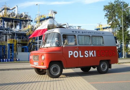 Członkowie Komitetu Polski Lotos zbierali podpisy pod projektem ustawy w wielu miejscach. Jednym z rozpoznawalnych symboli akcji był samochód Nysa rocznik 1986. 