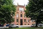 W sąsiednim, wyremontowanym budynku przy Lastadii 2 działa Wydział Geodezji Urzędu Miejskiego w Gdańsku (do niedawna również był przy ul. 3 Maja).