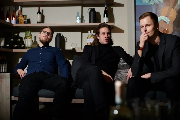 Arek Czernysz Trio wykonuje autorskie kompozycje utrzymane w stylistyce muzyki jazzowej i filmowej. Zespół zagra 26.07 na Patio Konsulatu Kultury.