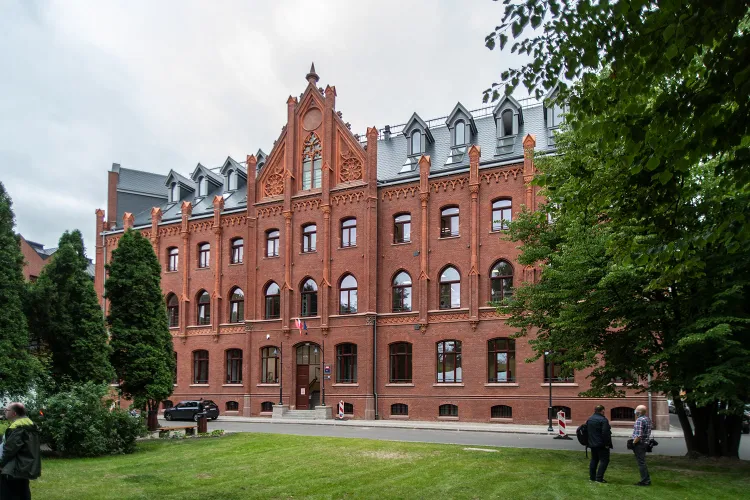 Odrestaurowany budynek przy ul. Lastadia 41. Obecnie mieści się w nim, przeniesiony z ul. 3 Maja, Gdański Urząd Pracy.
