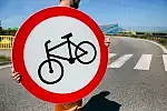 Dzięki nim rowerzyści mają być mocniej ostrzegani, że do tunelu wjechać nie mogą.