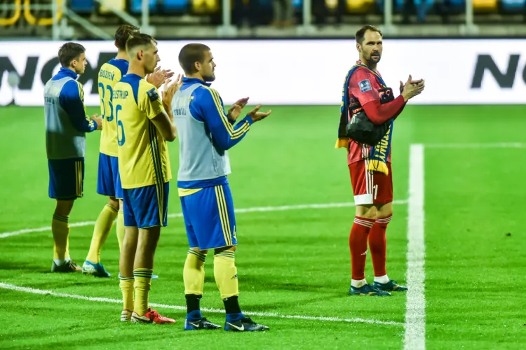 Piłkarze Arki Gdynia dziękują kibicom za wsparcie. Czekają na decyzję klubu, odnośnie warunków, na których mogliby zostać w I lidze. 