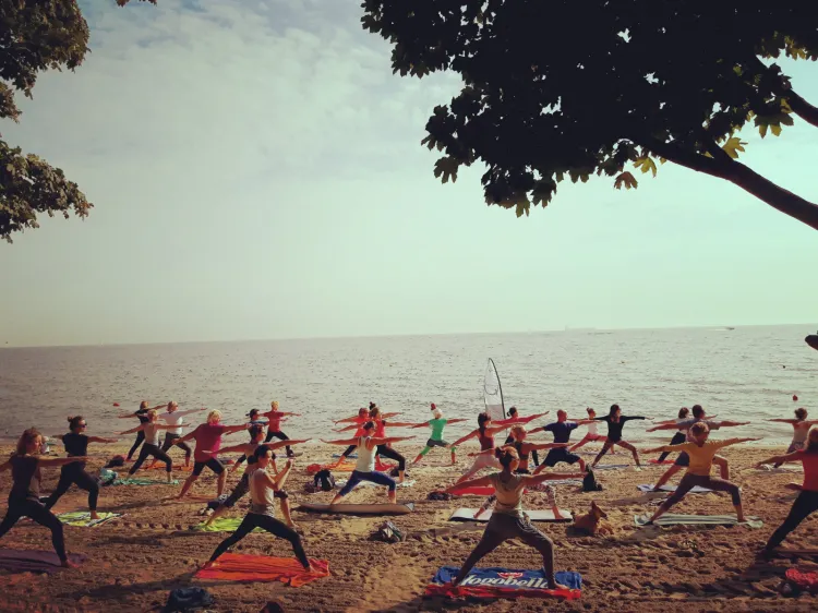 W soboty o 8:30 w Gdyni na plaży przy Polance Redłowskiej odbywają się zajęcia z jogi lub pilatesu.