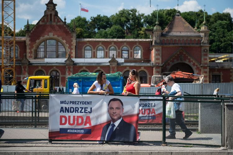 W środę sporo plakatów wyborczych wisiało jeszcze przy Dworcu Głównym w Gdańsku. Jeszcze nie minął termin na ich usunięcie.