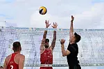 Zawody plażowej siatkówki to jedna z cotygodniowych sportowych atrakcji w Trójmieście.
