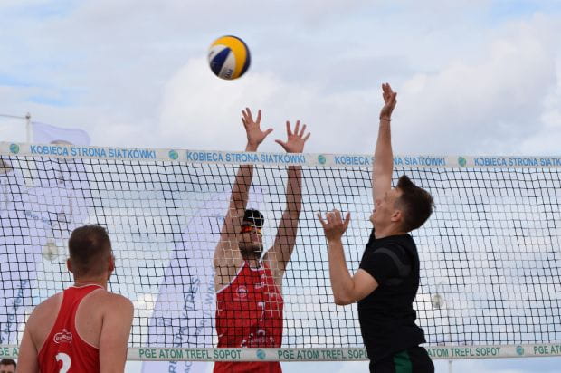 Zawody plażowej siatkówki to jedna z cotygodniowych sportowych atrakcji w Trójmieście.
