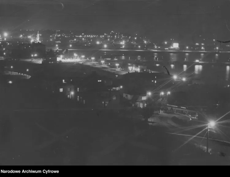 Widok na nocną Gdynię w latach 30. XX wieku.