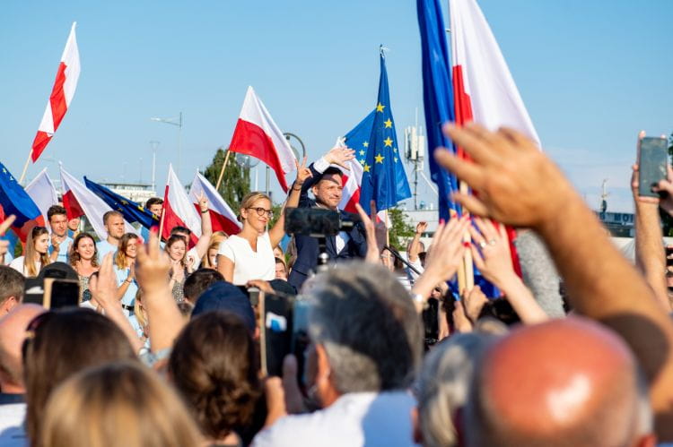 Kilka tysięcy osób wzięło udział w piątkowym wiecu Rafała Trzaskowskiego w Gdyni. 
