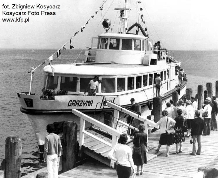Statek wycieczkowy białej floty Żeglugi Gdańskiej Grażyna cumuje do... molo w Sopocie. Tak, tak właśnie wyglądało molo w Sopocie 40 lat temu. Zdjęcie z lipca 1980 r.