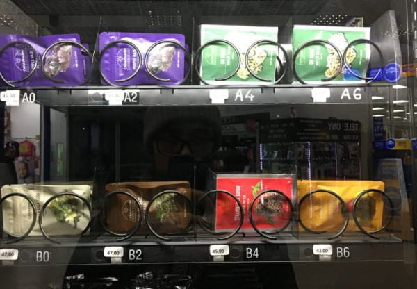 Produkty z konopi dostępne w automacie w centrum handlowym na Jasieniu.