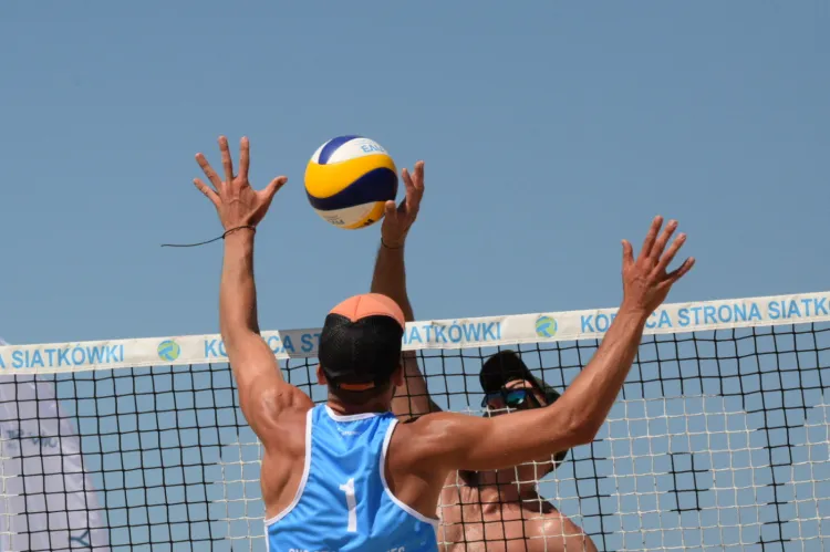 Turnieje siatkówki plażowej to nieodłączny element każdego letniego weekendu.