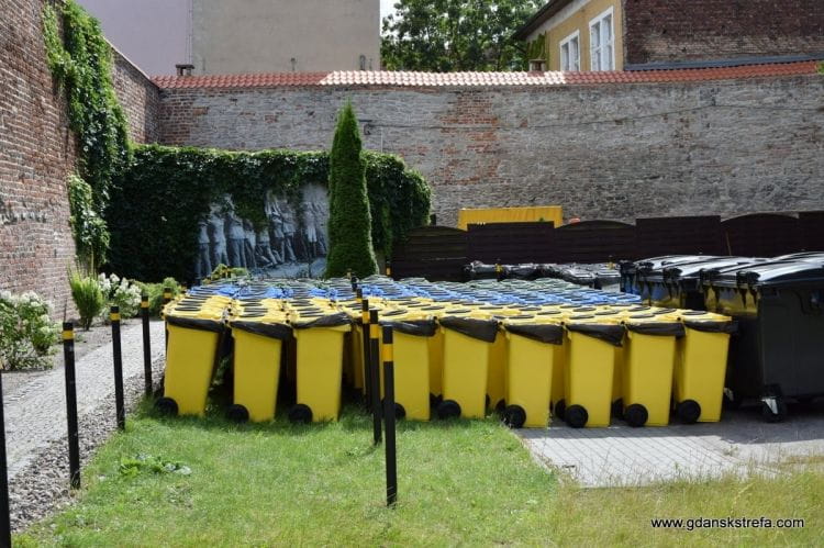 Kilkadziesiąt pojemników na odpady stanęło na podwórku za Muzeuem Poczty Polskiej w Gdańsku, w miejscu pamięci poświęconym aresztowanym pocztowcom. Usunięto je kilkanaście godzin później.