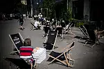 Targ śniadaniowy na dziedzińcu Królewskiej Fabryki Karabinów. 