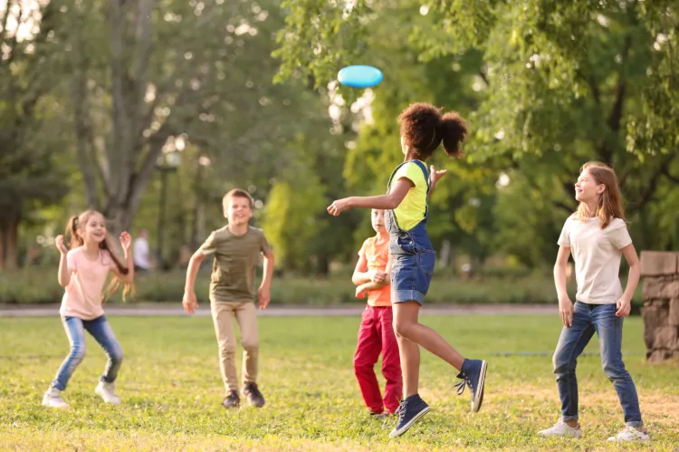 Frisbee to chętnie wybierana aktywność fizyczna przez dzieci, ale również dorosłych. 