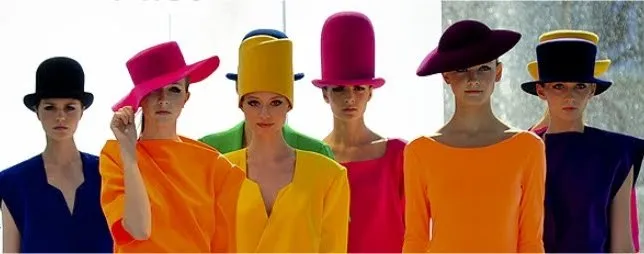 Kolorowa kolekcja kapeluszy i ubrań pokazywana podczas Sopot Fashion Days 2011.