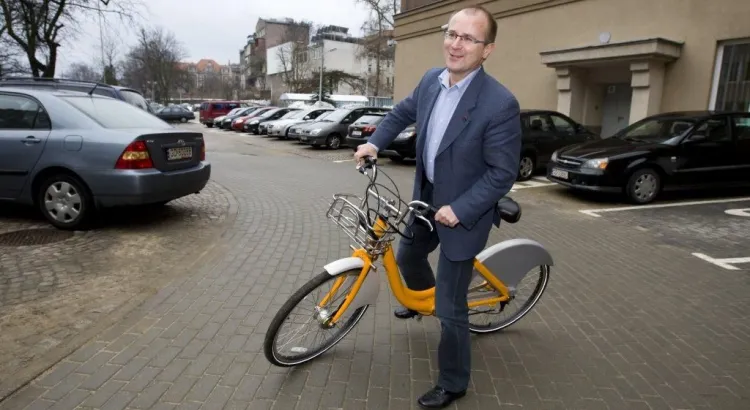 Zastępca prezydenta Gdańska, Maciej Lisicki, deklaruje, że będzie jeździł na służbowym rowerze.