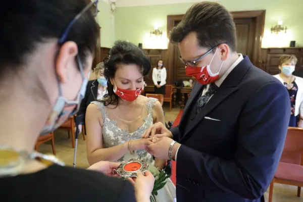Nadal istnieje obowiązek zakrywania maseczką ust i nosa w budynkach użyteczności publicznej, w tym w USC. Wyjątkiem jest para młoda, która podczas zawierania małżeństwa może, ale nie musi, na sali ślubów zdjąć zakrycie.