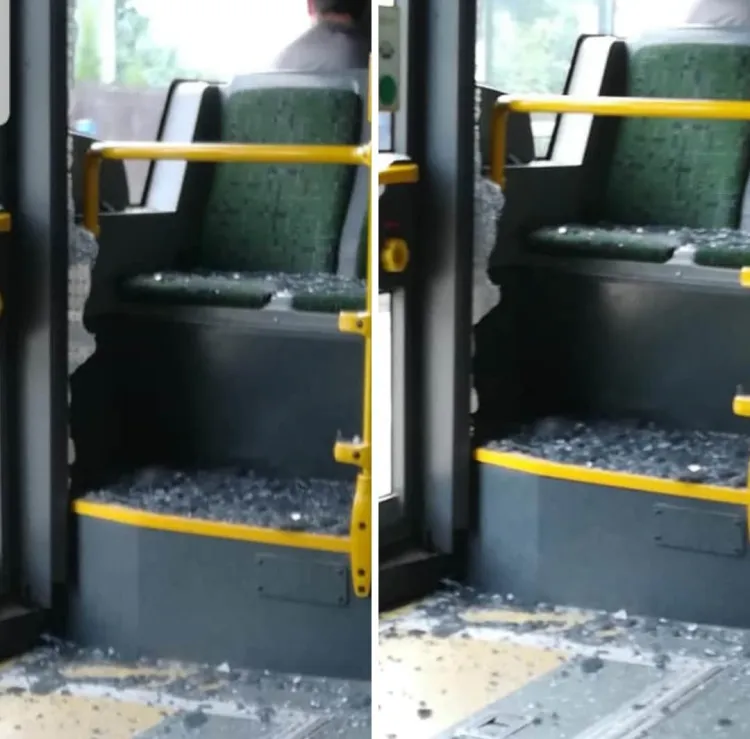 W czasie jazdy autobusu rozbiła się szyba przy drzwiach, raniąc pasażera.