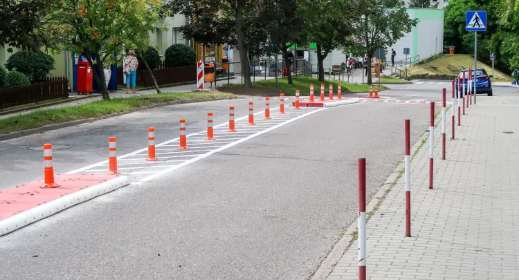 Prace drogowe przy ulicy Korzennej, które poprawią bezpieczeństwo i komfort pieszych.