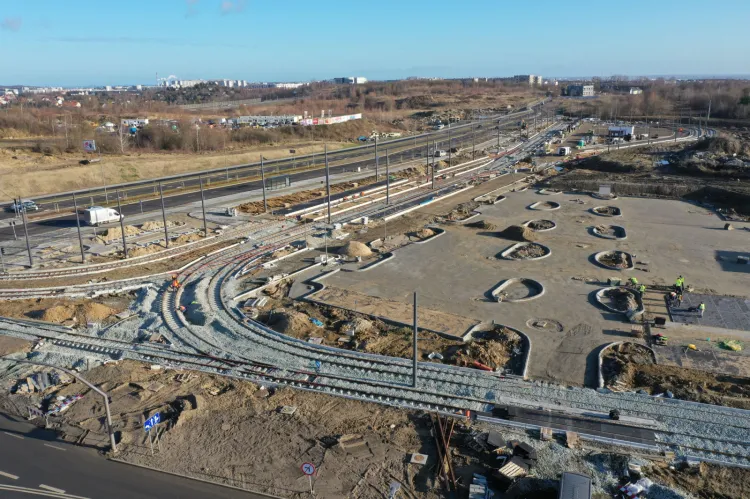 Węzeł integracyjny, który połączy al. Adamowicza z Nową Warszawską. Zdjęcie pochodzi ze stycznia 2020, a więc jeszcze sprzed oddania linii tramwajowej między Moreną a Szadółkami.