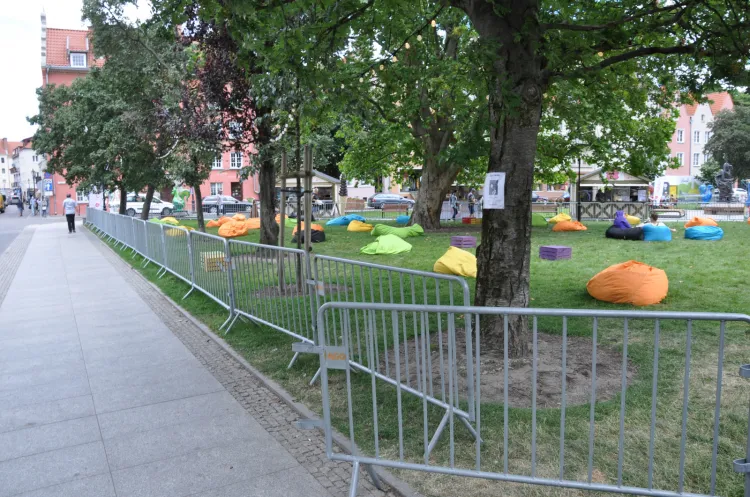 W parku Świętopełka barierki zostały ustawione po to, by kontrolować liczbę osób w pobliżu małej sceny. 