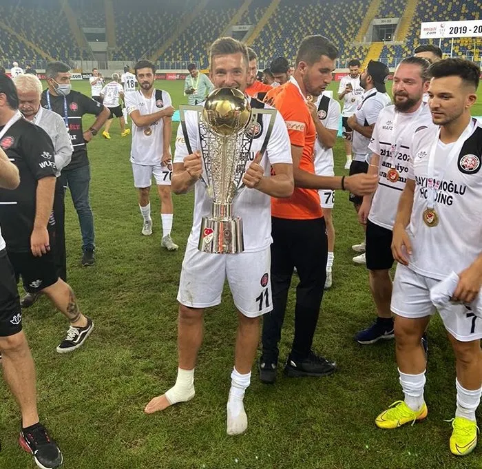 Artur Sobiech w sezonie 2018/19 zdobył bramkę, która zapewniła Lechii Gdańsk Puchar Polski i nagrodę w wysokości 3 mln zł. Teraz grając w Turcji, zarobił dla biało-zielonych jeszcze 200 tys. euro dzięki klauzuli zawartej w umowie transferu do Fatih Karagumruk.