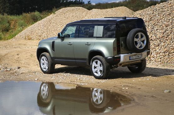 Stylowy Land Rover Defender pozostał dzielny w terenie