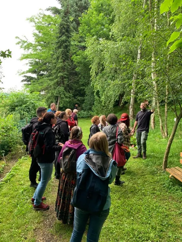 Michał Konkel organizuje warsztaty zielarskie i spacery, podczas których zbiera rośliny i uczy o ich właściwościach.