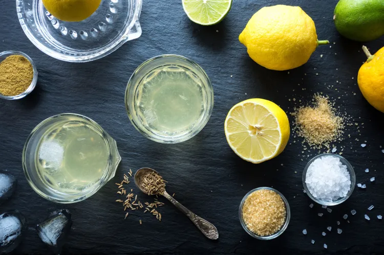 Pyszny napój izotoniczny możemy także sami przygotować w domu, mieszając wodę z sokiem z cytryny, dodając miód i szczyptę soli. 