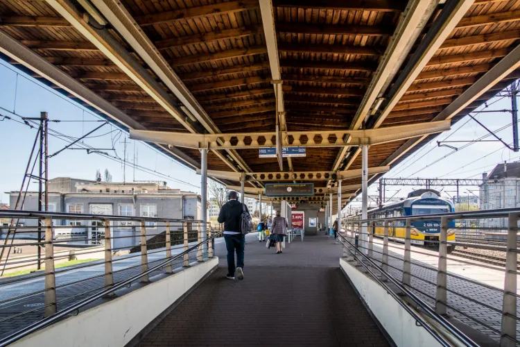 Inwestycja obejmuje m.in. remont peronu SKM i budynku Dworca Podmiejskiego, który jest widoczny po lewej stronie.