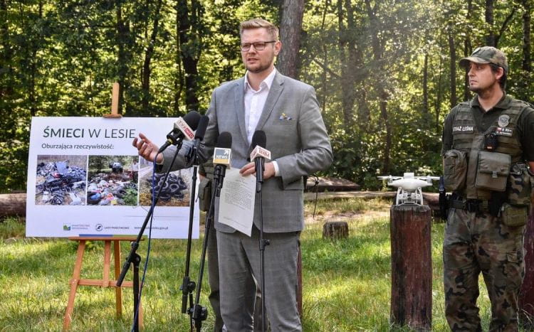 - Mam złą wiadomość dla zaśmiecających nasze lasy, którzy czuli się dotąd bezkarni - powiedział minister środowiska Michał Woś, zapowiadając zaostrzenie kar.