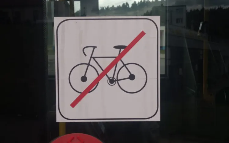 Na drzwiach autobusów BP Tour pojawiły się już piktogramy informujące o zakazie przewozu rowerów.