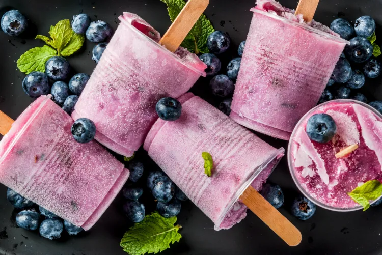 Domowe lody na bazie jogurtu greckiego i jagód. Można je zamrozić w małych kubeczkach.