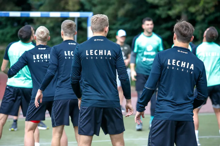 U jednego z piłkarzy Lechii Gdańsk przebywających na zgrupowaniu, wykryto zakażenie koronawirusem. 