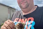Dawid Kilkowski, pracownik Zakładu Utylizacyjnego znalazł i uratował kociaka, którego ktoś wyrzucił na śmietnik.
