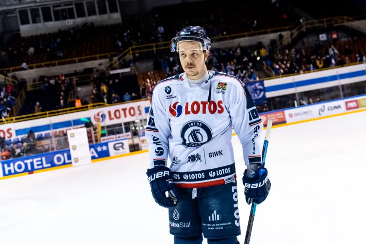 Jakub Stasiewicz to kolejny hokeista, który po rozwiązaniu Lotosu PKH Gdańsk podpisał umowę ze Stoczniowcem. Nadal będzie więc występował na tafli w "Olivii".