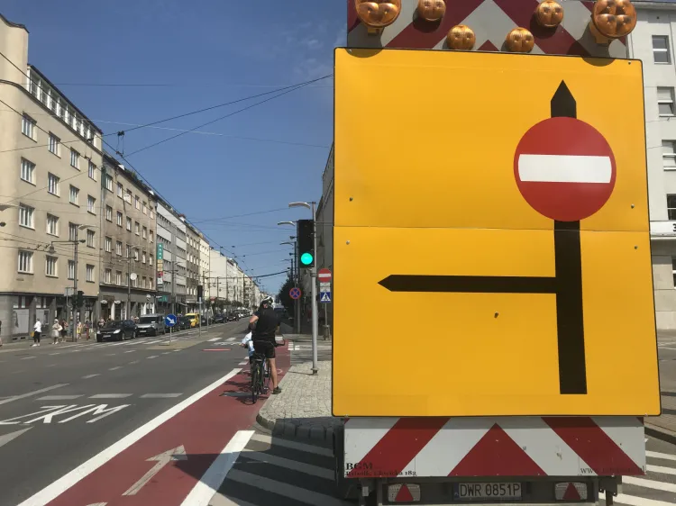 Na wjeździe na Świętojańską zamontowano tablicę zakazującą wjazdu samochodom. 