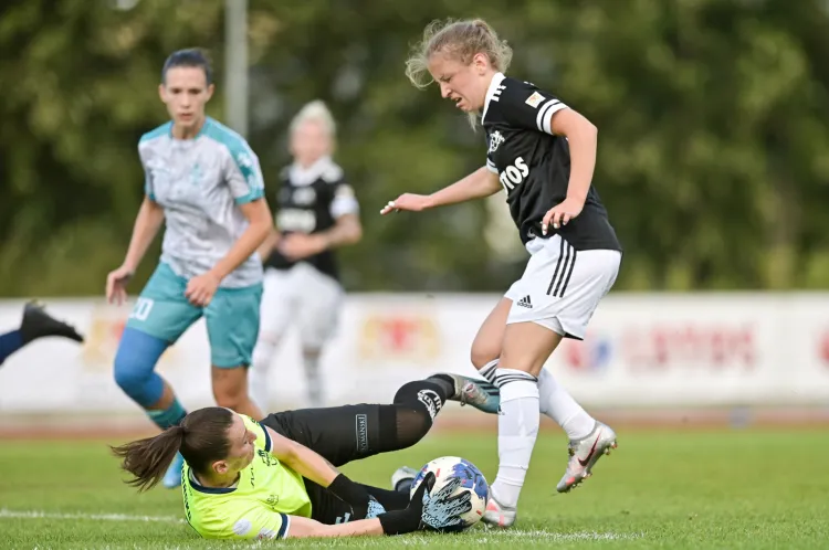 Piłkarki APLG rozpoczęły debiutancki sezon w ekstralidze kobiet od porażki 0:1. Na zdjęciu Julia Włodarczyk.
