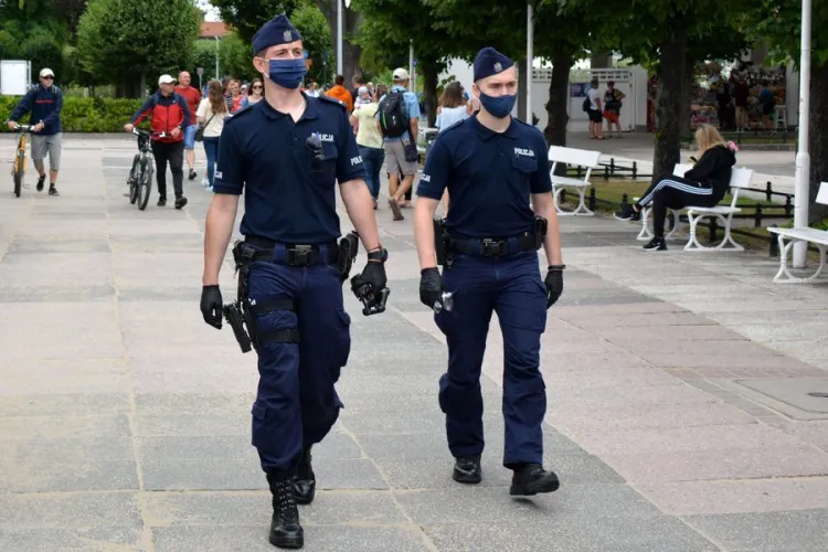Policjanci przez cały weekend przeprowadzali w Sopocie kontrole związane z przestrzeganiem obostrzeń związanych z pandemią koronawirusa.