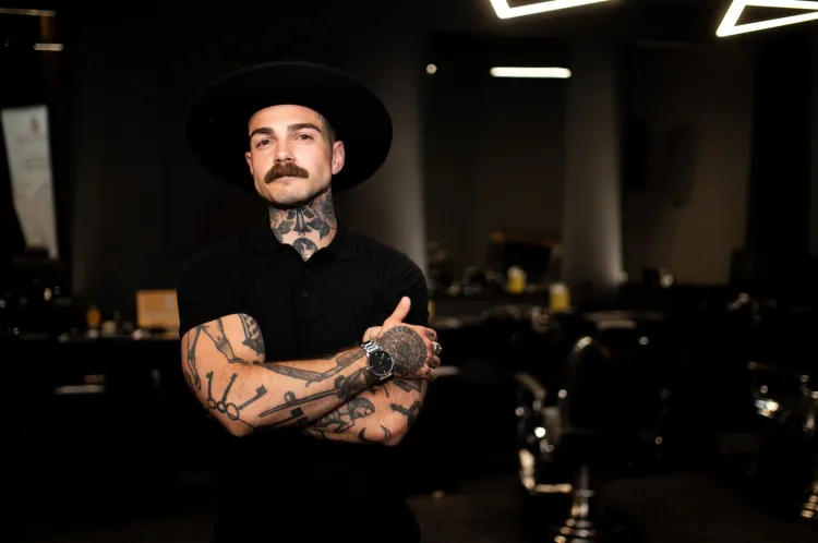 Salon Cutting Club w Orłowie prowadzi Denis Narykov.