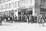 Kolejki przed sklepami stanowiły jedne z najbardziej charakterystycznych elementów gospodarki PRL.  