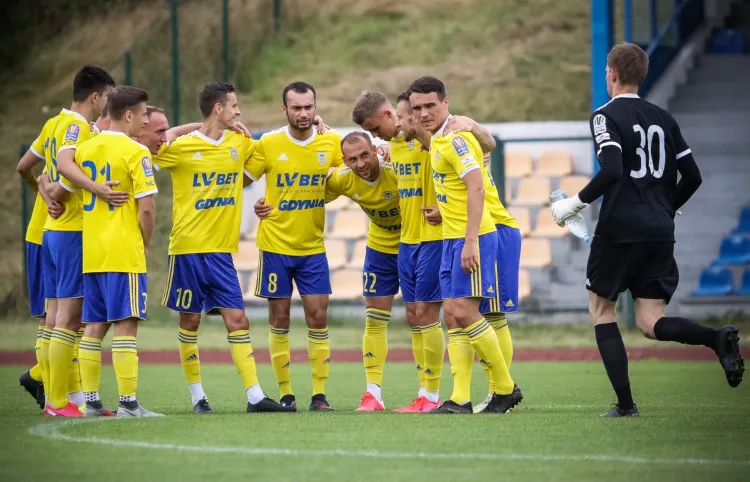 Piłkarze Arki Gdynia mogą poczekać na inaugurację sezonu w I lidze.