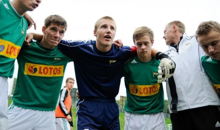 Bartłomiej Barczak (w środku) obronił drugiego w tym sezonie karnego, ale Lechia nadal przegrywa w Młodej Ekstraklasie 