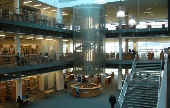 Nowa Biblioteka Uniwersytetu Gdańskiego jest w pełni skomputeryzowana, ma dostęp on line m.in. do ponad 40 tys. tytułów czasopism elektronicznych. W bibliotece może skorzystać z nich każdy kto ma taką potrzebę. Jak to zrobić? Wytłumaczą bibliotekarze.  