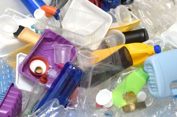 Zgodnie z nowymi przepisami producenci opakowań, głównie tych plastikowych, mają być obciążani opłatą za późniejszą utylizację śmieci.