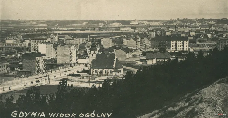 Widok na centrum Gdyni w 1930 r. Po lewej stronie widoczna ul. Świętojańska.
