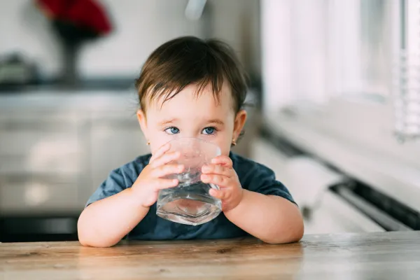 Dzieci, którym podajemy wodę zamiast innych napojów, nie będą miały z jej piciem problemu w późniejszym wieku, ponieważ wejdzie im to w nawyk.